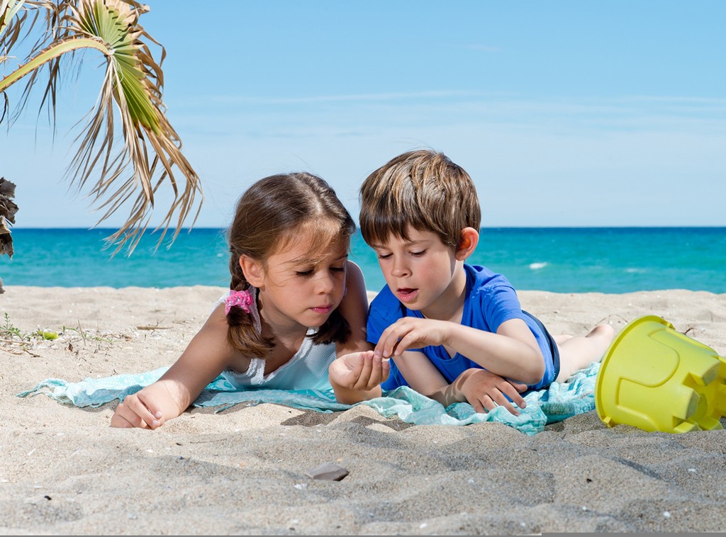 Two Beach Sand Boys Little girls 520235 2048x1536